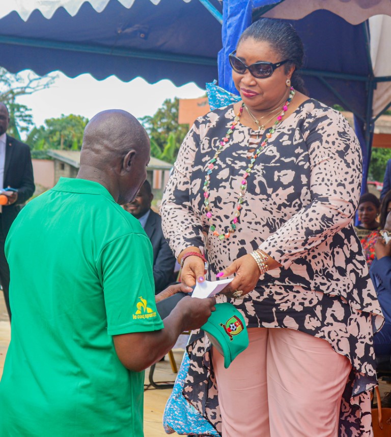 Mme Kate Fotso, Teclar DG giving out a prize to one of the recipients