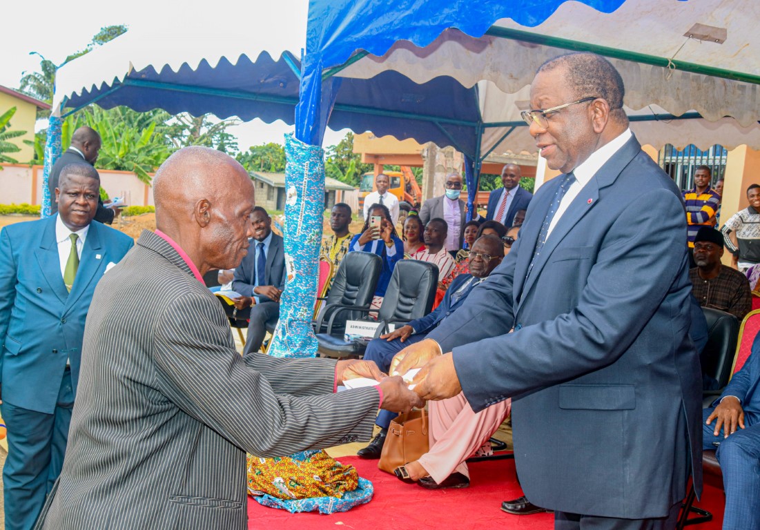 Minister of Finance giving out a prize to one of the recipients