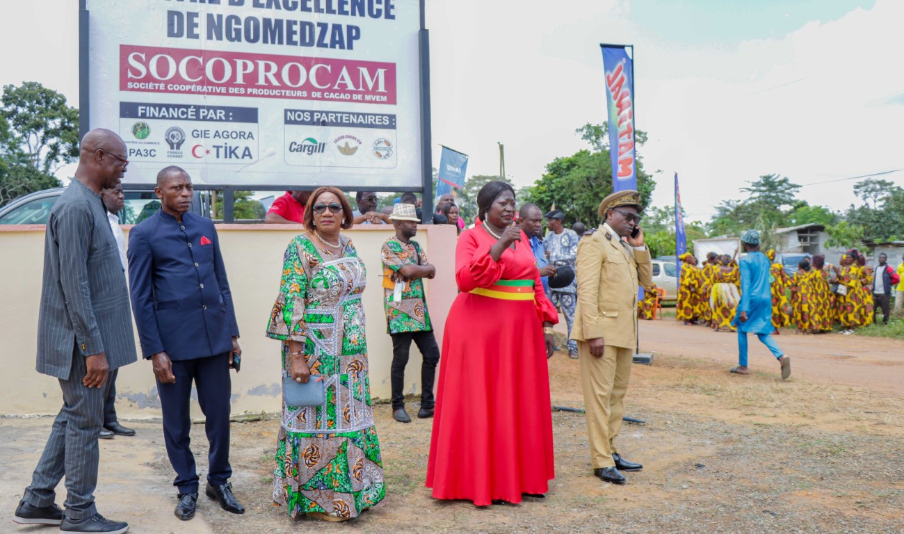 Mme le Maire de Ngomedzap accompagnée de Mme Constance OWONA