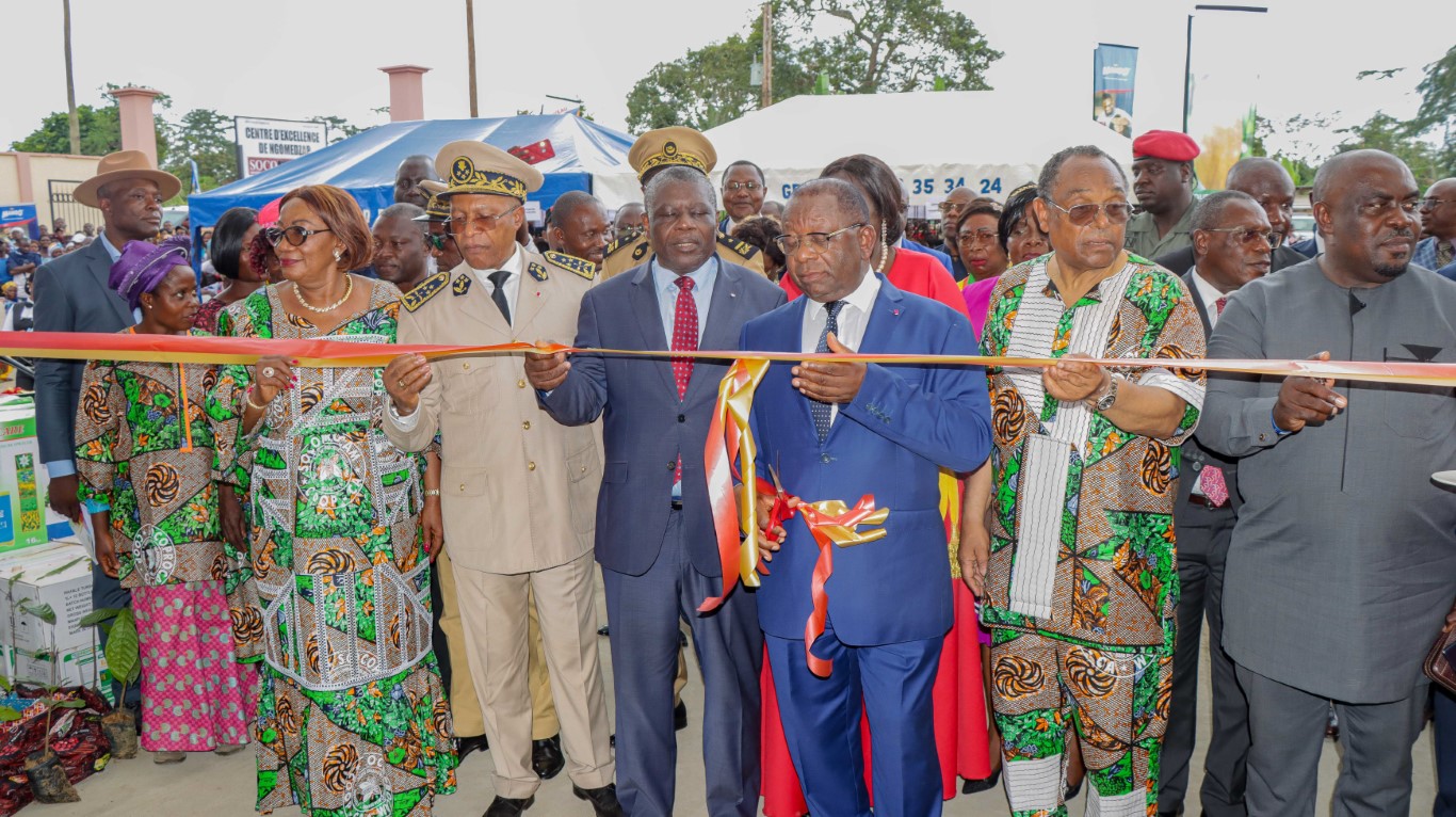 Coupure du ruban symbolique du nouveau magasin de stockage de cacao par le Ministre du Commerce Luc Magloire Mbarga ATANGANA